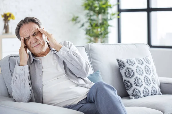 Hombre mayor con dolor de cabeza — Foto de Stock