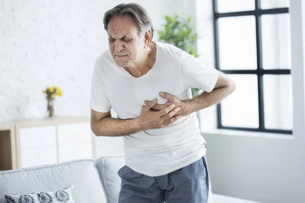 Viejo con un ataque al corazón — Foto de Stock