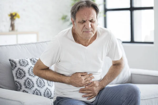 胃の痛みを持つシニア男 — ストック写真