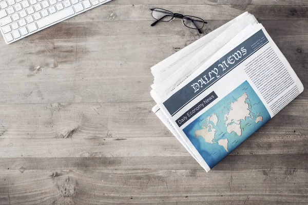 Gazete ile masa üstünde klavye