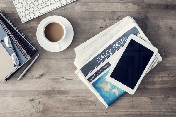 Diario con una taza de café en la mesa —  Fotos de Stock