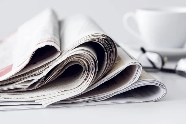 Bir fincan kahve masasında gazete