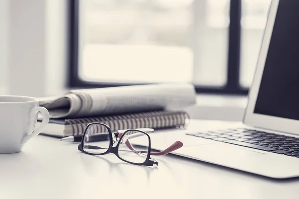 Krant met computer op tafel — Stockfoto