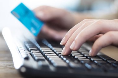 Bilgisayar ve holding kredi kartı kullanarak eller