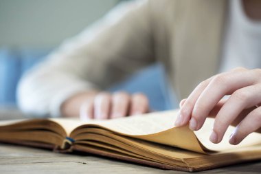 Kitap okuyan genç bir kadın.