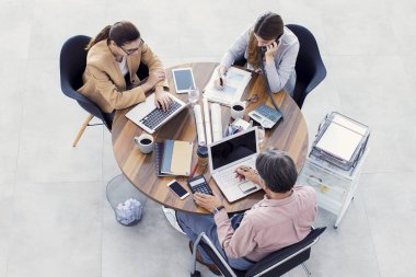 Ofiste çalışan iş adamları.