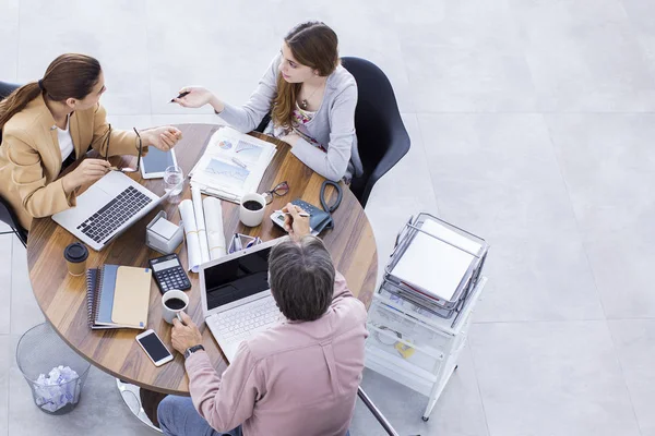 Gente de negocios que trabaja en la oficina — Foto de Stock