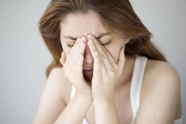 Baş ağrısı olan genç bir kadın.