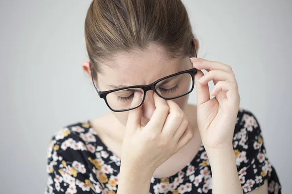 Mujer joven con fatiga ocular — Foto de Stock