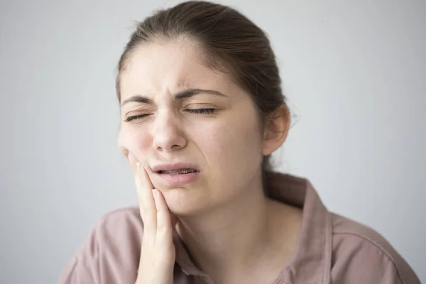 Giovane donna con mal di denti — Foto Stock