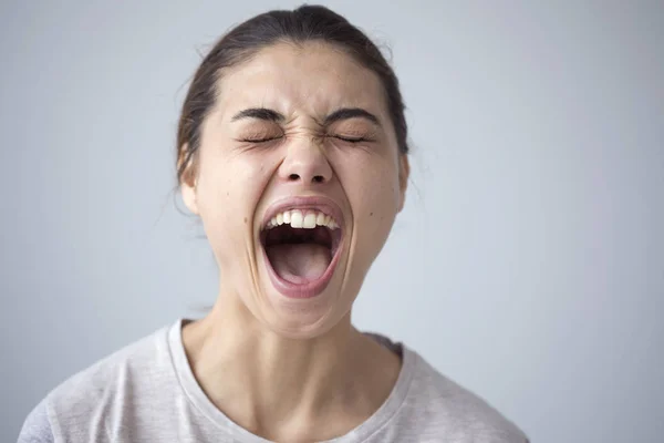 Portrét mladé ženy křik — Stock fotografie