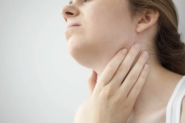 Mujer joven sintiendo dolor en la garganta — Foto de Stock