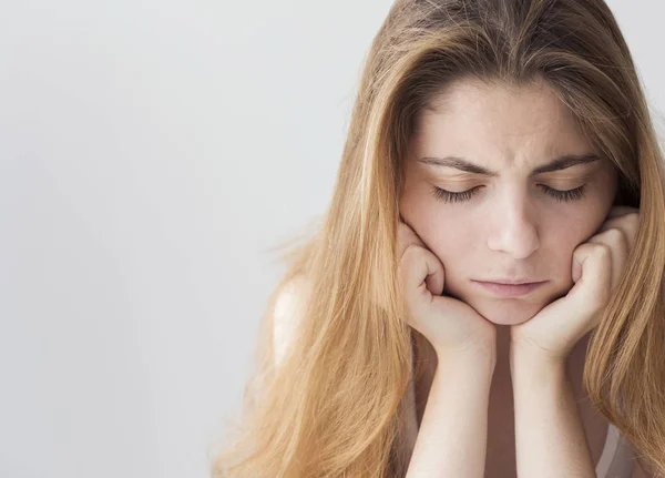 Retrato de la triste mujer joven deprimida —  Fotos de Stock