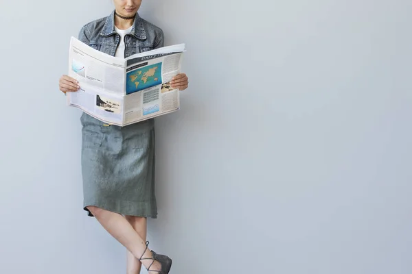 Joven mujer de negocios leyendo periódico — Foto de Stock