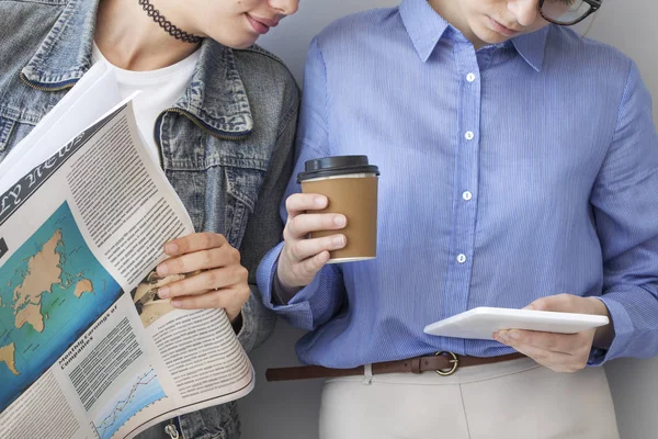 Colegii se uită la o tabletă împreună — Fotografie, imagine de stoc