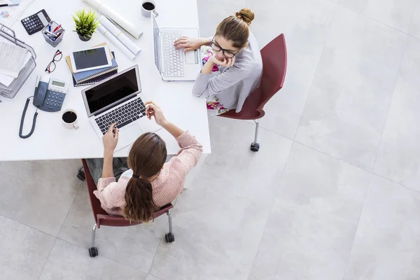 Ofiste çalışan iş adamları.