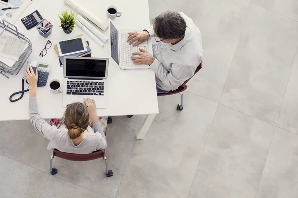 Gente de negocios que trabaja en la oficina — Foto de Stock