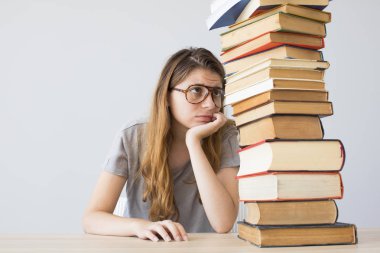 endişeli öğrenci kitapları arıyorum