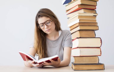 Öğrenci kitap okuyor.