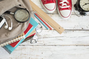 okul malzemeleriyle dolu sırt çantası.