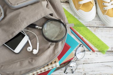 okul malzemeleriyle dolu sırt çantası.