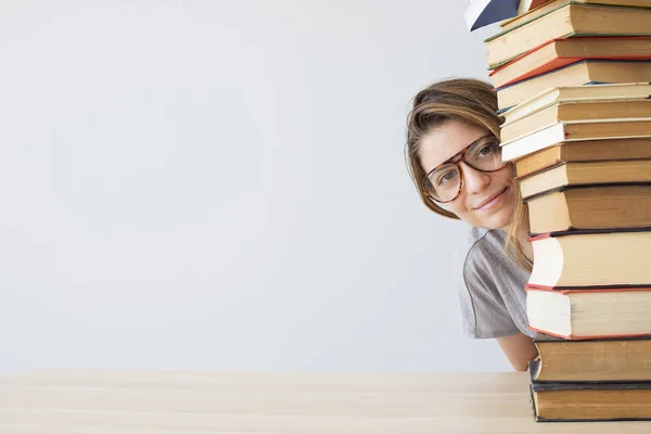 Gelukkig student met een stapel boeken — Stockfoto