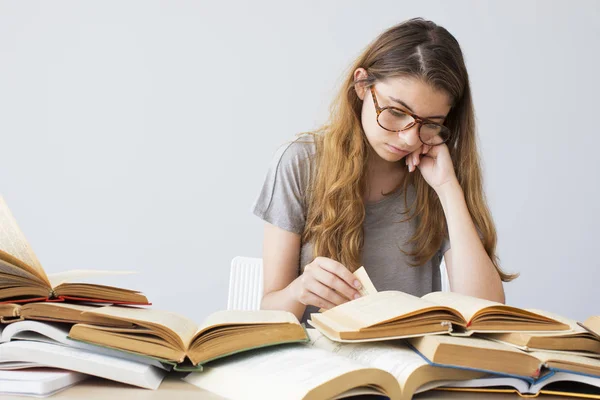Hardwerkende vrouwelijke student studeert — Stockfoto
