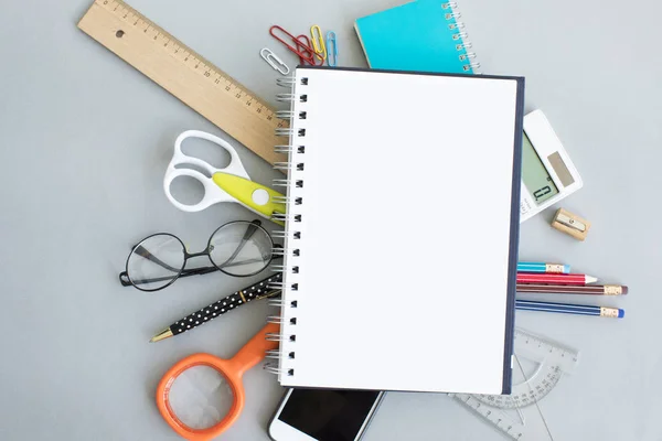 Escuela suministra un cuaderno en la parte superior —  Fotos de Stock