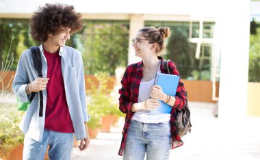 Genç öğrenciler kampüste