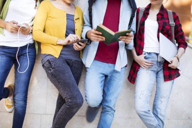 Genç öğrenciler kampüste