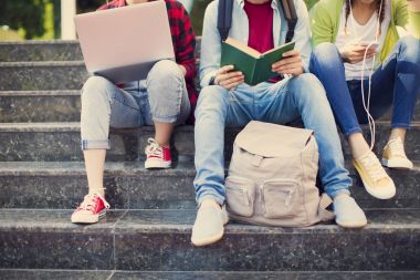 Genç öğrenciler kampüste