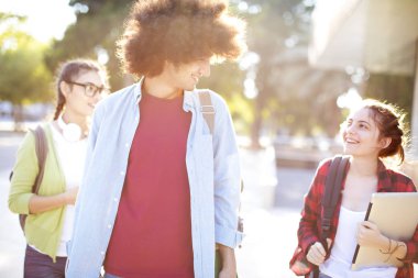 Genç öğrenciler kampüste