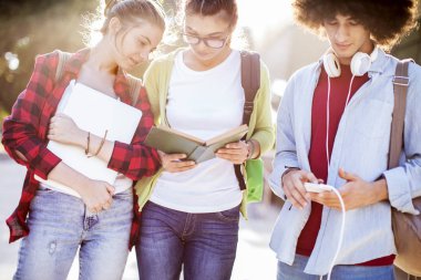 Genç öğrenciler kampüste