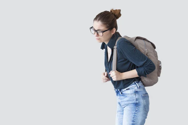 무거운 schoolbag와 학생 여자 — 스톡 사진