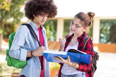 Genç öğrenciler kampüste