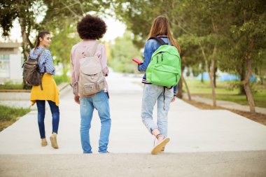 Genç öğrenciler kampüste