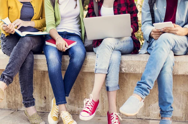 Genç öğrenciler kampüste