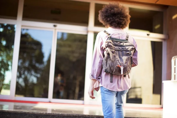 Junge Studenten auf dem Campus — Stockfoto