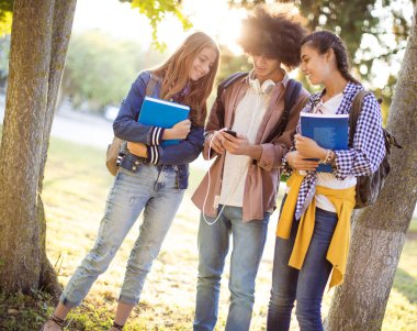 Genç öğrenciler kampüste