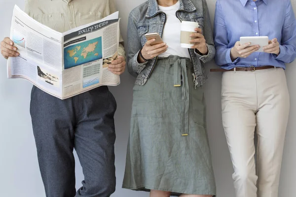 Bir duvara yakın duran arkadaşları