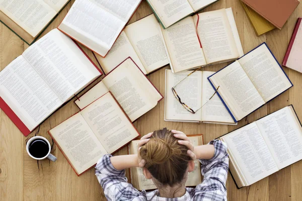 Schüler lernen auf dem Tisch — Stockfoto