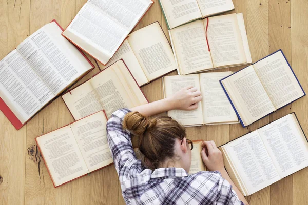 Student valt in slaap tijdens het studeren — Stockfoto