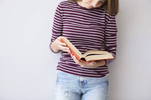 Studenten die een boek lezen — Stockfoto