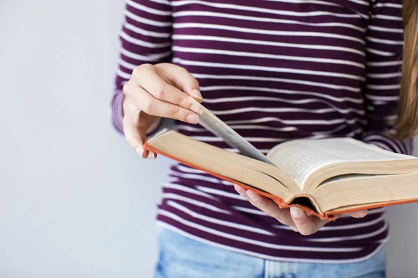 Student liest ein Buch — Stockfoto