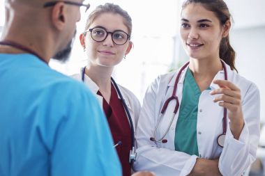 Konuşmaya tıbbi takım ayakta