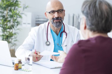 erkek Doktor hastaya konuşuyor