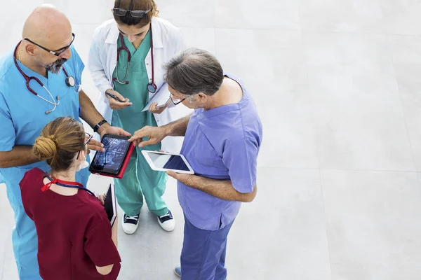 Tıbbi ekip klinikte tartışıyor