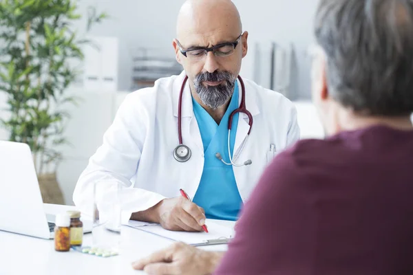 Arzt im Gespräch mit Patient — Stockfoto
