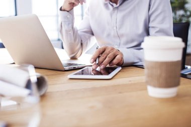 Dizüstü iş kavramı üzerinde çalışıyor