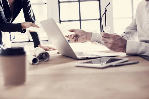 Compañero de trabajo de negocios que trabaja en oficina — Foto de Stock